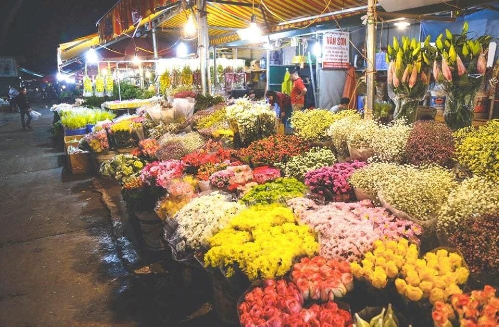 Quang Ba Flower Market at night – a bustling wholesale flower market in Hanoi